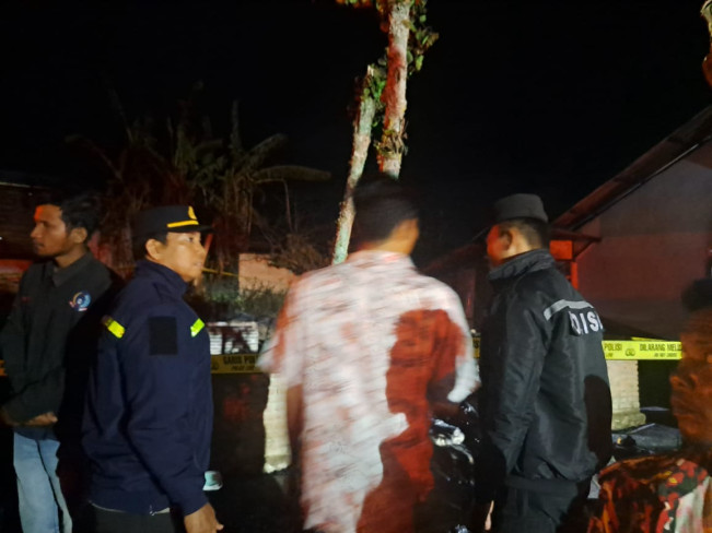 Polisi melakukan olah TKP di lokasi kebakaran. [Istimewa]